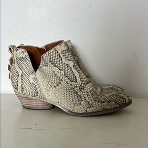 Sarto by Franco Sarto Sloan Bootie Snakeskin Pointed Toe Neutral Size 6